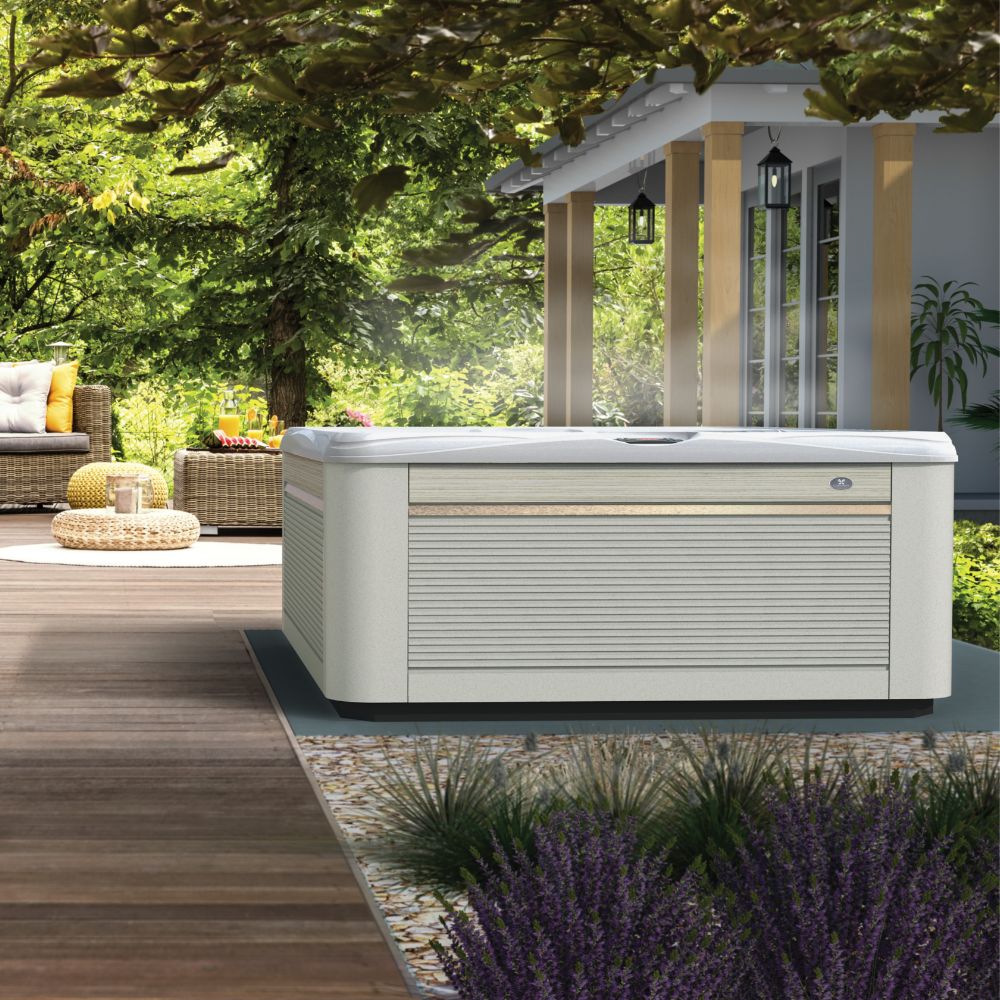 Spa Caldera Paradise installé en extérieur dans un jardin