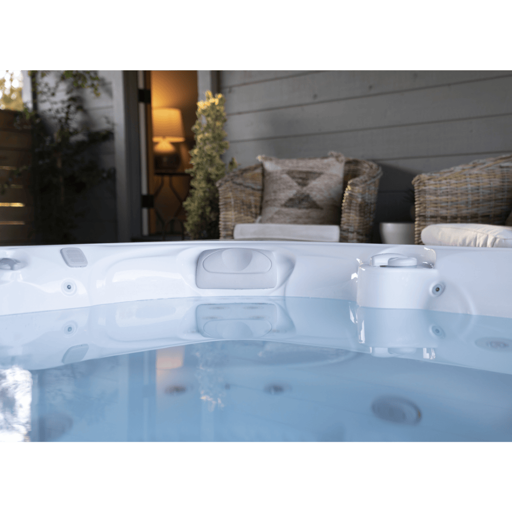 ambiance detente dans spa Caldera Reunion avec eau claire eclairage LED et terrasse exterieure