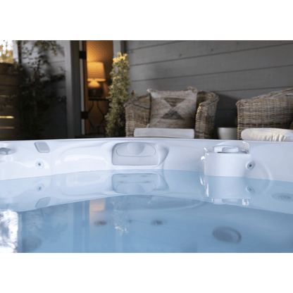 ambiance detente dans spa Caldera Reunion avec eau claire eclairage LED et terrasse exterieure