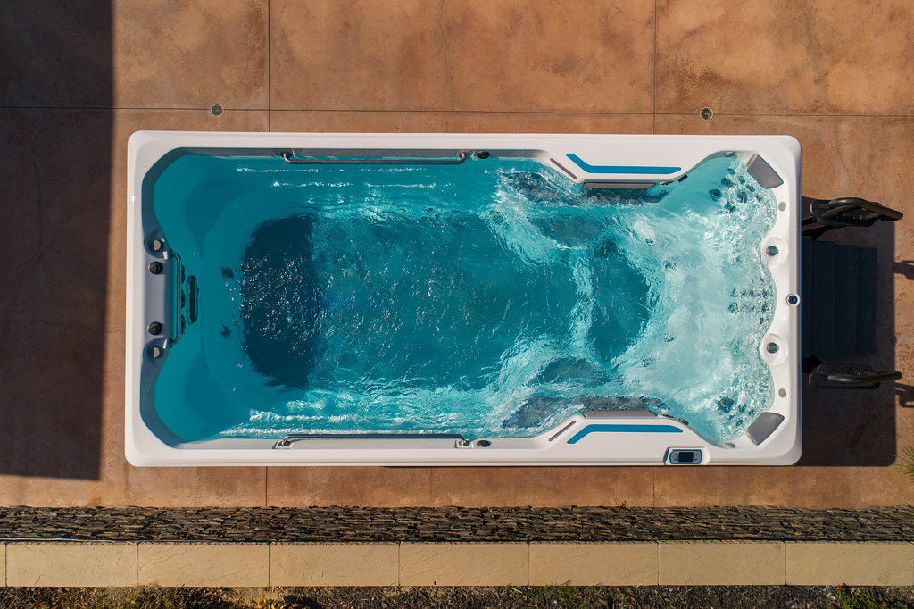 vue aérienne du bassin du spa de nage Endless Pools X500 en fonctionnement