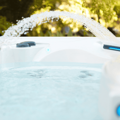 cascade Acquarella retroeclairee spa Caldera Martinique avec eclairage LED