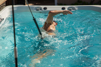 nage intensive avec courant SwimCross dans le spa Endless Pools X500