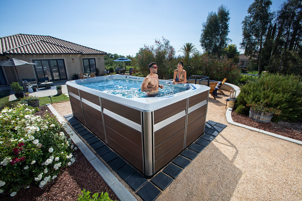utilisateur profitant des jets hydromassage du spa de nage Endless Pools E550