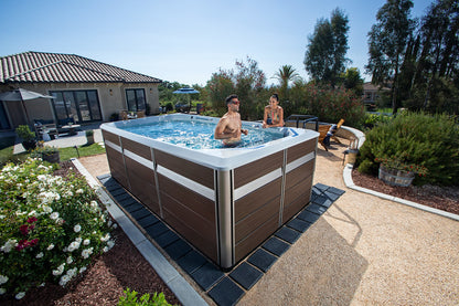 utilisateur profitant des jets hydromassage du spa de nage Endless Pools E550