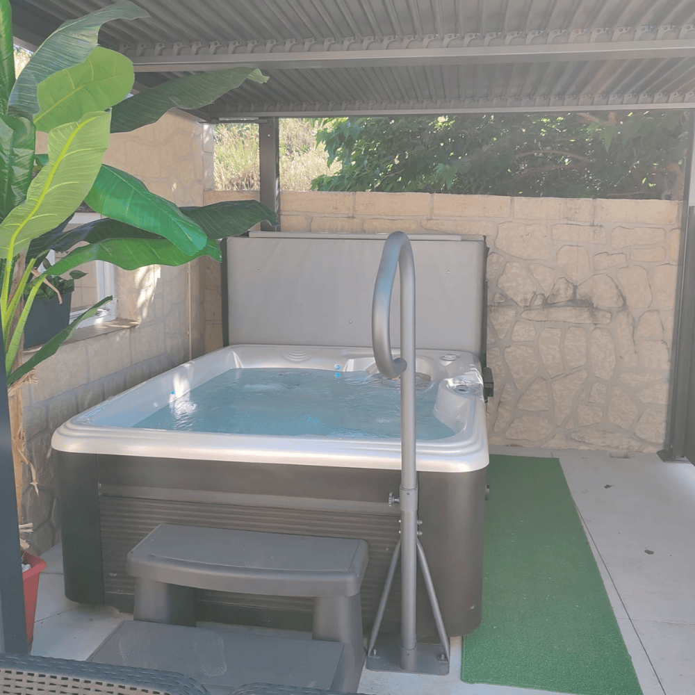 spa Caldera Vacanza Celio 3 places installation exterieure avec escalier et leve couverture