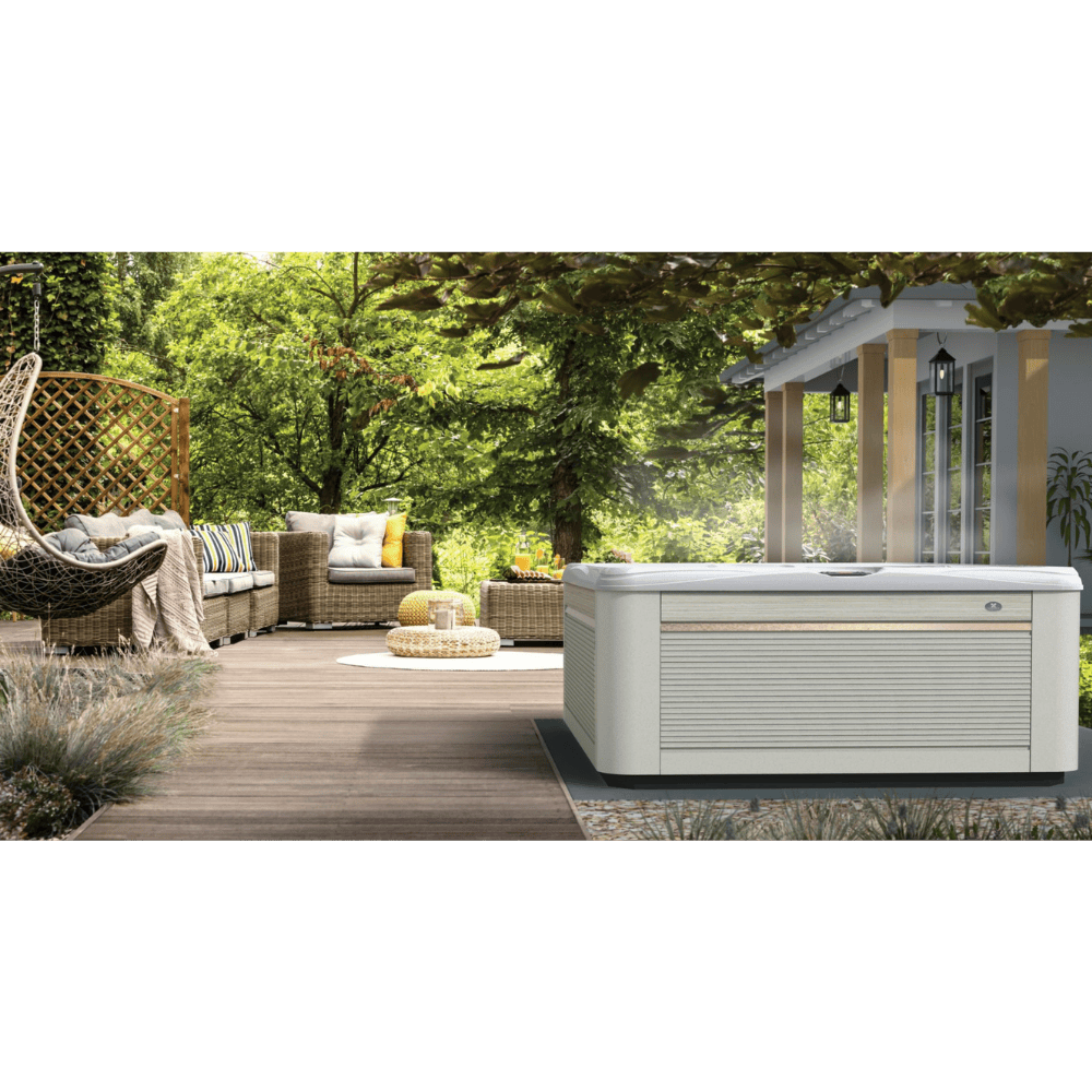 spa Caldera Makena Paradise fermé avec couverture isolante sur terrasse bois