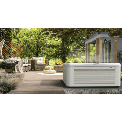 spa Caldera Makena Paradise fermé avec couverture isolante sur terrasse bois
