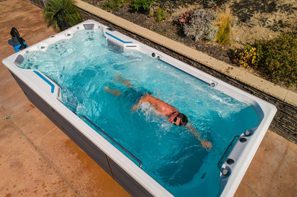 homme nageant à contre-courant dans le spa de nage Endless Pools X500