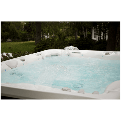spa Caldera Cantabria Utopia 8 places en extérieur avec jets actifs et eau turquoise