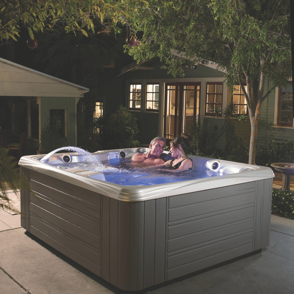 couple profitant du spa Caldera Martinique jets hydromassage et cascade illuminee