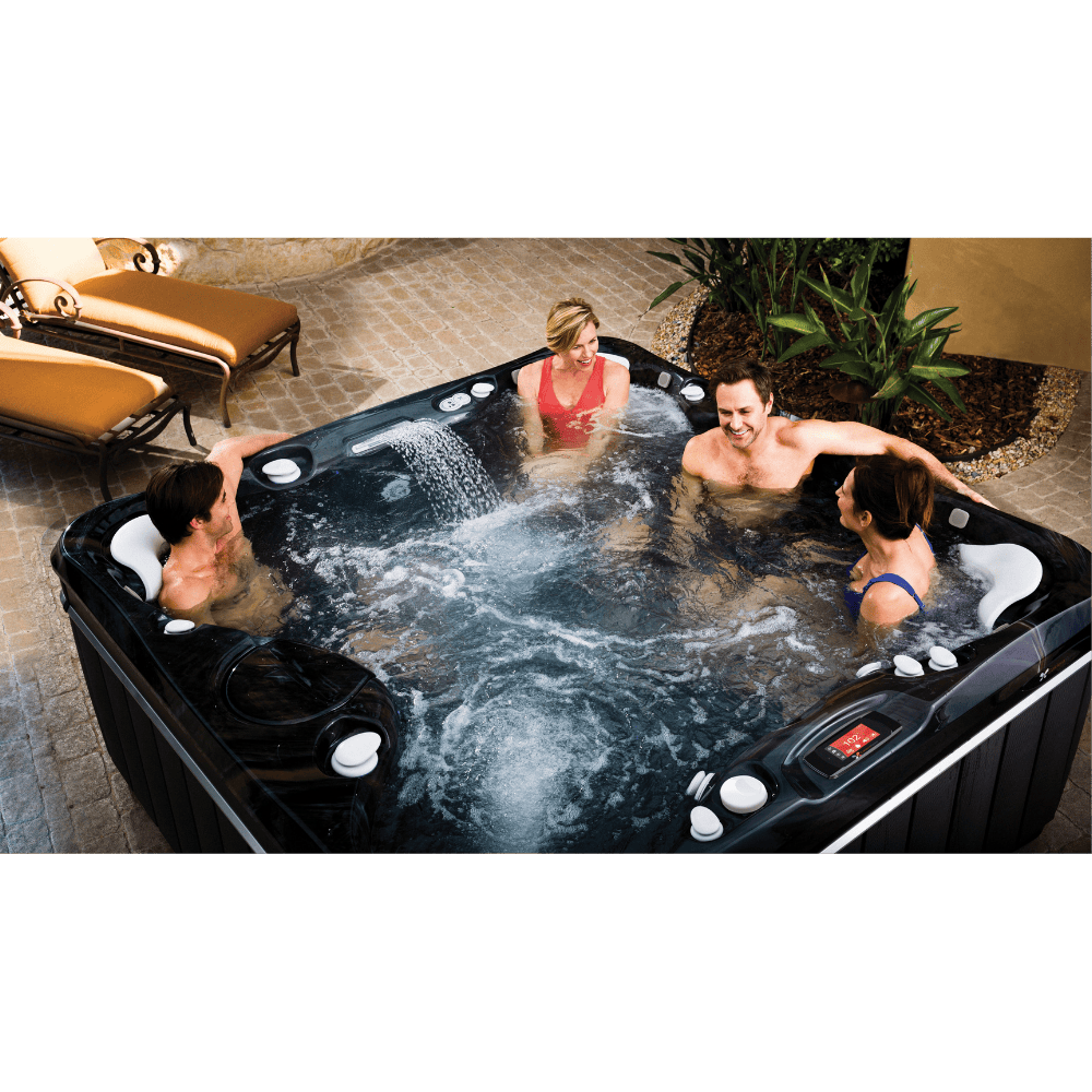 quatre adultes profitant du spa Caldera Niagara 7 places en terrasse avec jets hydromassage actifs