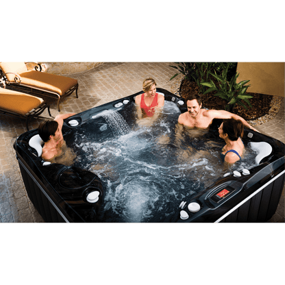 quatre adultes profitant du spa Caldera Niagara 7 places en terrasse avec jets hydromassage actifs