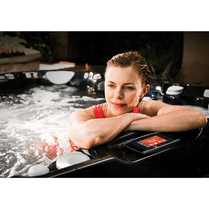 femme détendue dans le spa Caldera Niagara avec écran tactile LCD Advent™ visible et jets hydromassage actifs