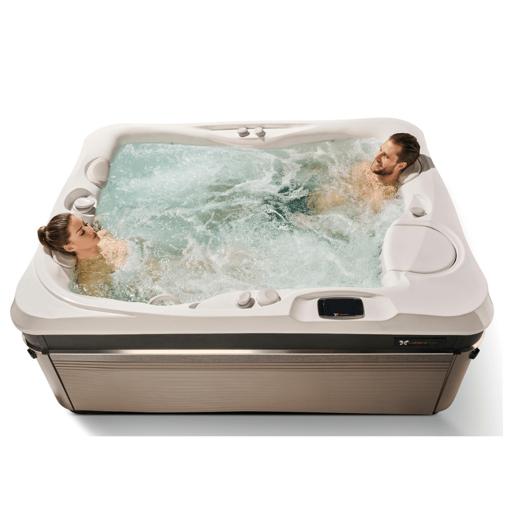couple profitant du spa Caldera Utopia Ravello 3 places avec 39 jets hydromassage