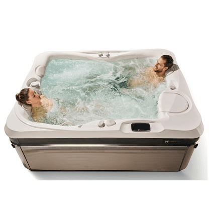 couple profitant du spa Caldera Utopia Ravello 3 places avec 39 jets hydromassage