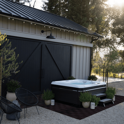 spa Caldera Utopia Ravello 3 places installé en extérieur sur terrasse moderne