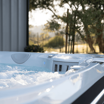 détail des jets hydromassage du spa Caldera Utopia Ravello 3 places en fonctionnement extérieur