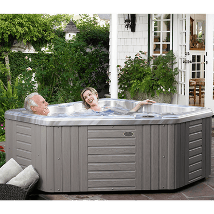 couple profitant du spa Caldera Vacanza Aventine 2 places installe sur terrasse jardin