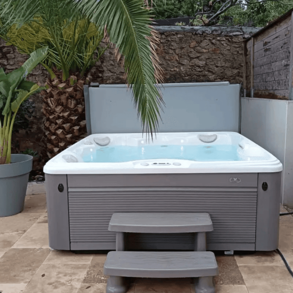 spa Caldera Vacanza Capitolo 5 places spa exterieur dans jardin avec marches