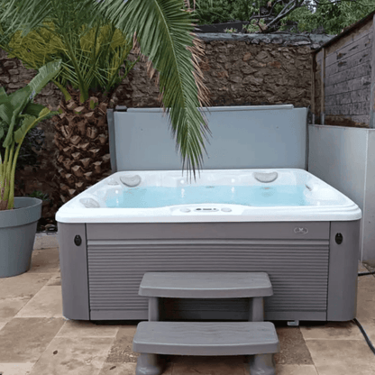 spa Caldera Vacanza Capitolo 5 places spa exterieur dans jardin avec marches
