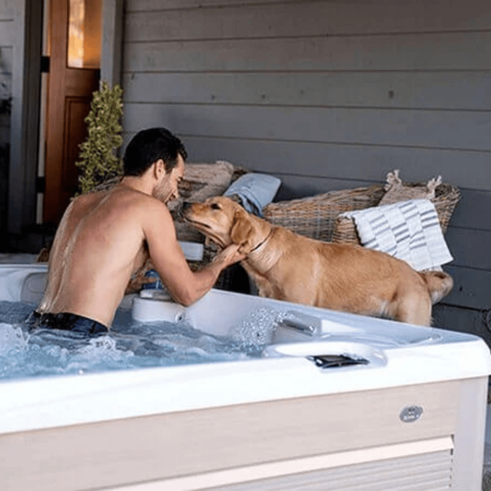 homme profitant du spa Caldera Vacanza Marino 6 places sur terrasse exterieure moment detente et hydrotherapie