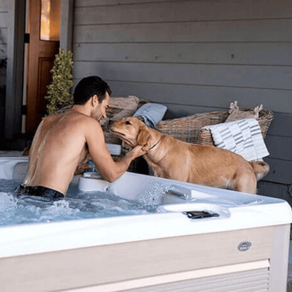 homme profitant du spa Caldera Vacanza Marino 6 places sur terrasse exterieure moment detente et hydrotherapie