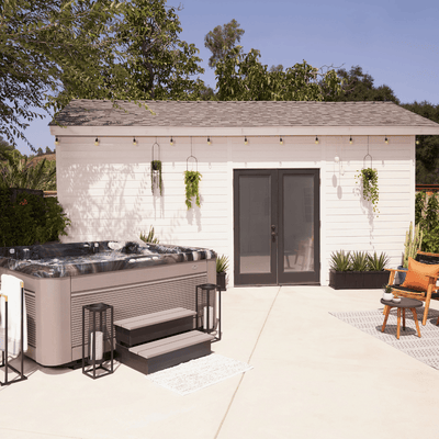 spa Caldera Vacanza Vanto 7 places installe dans jardin avec marches acces spa exterieur