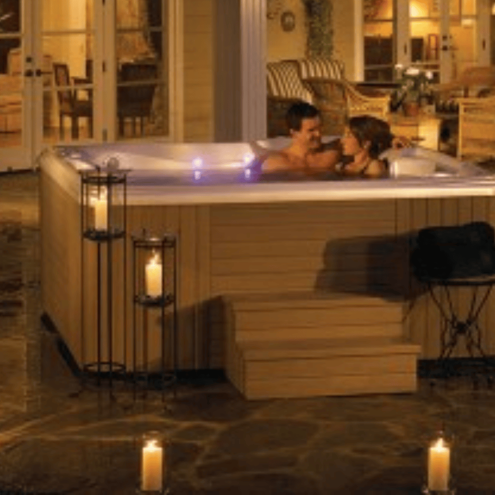 Spa Caldera installe en interieur avec couple en relaxation ambiance chaleureuse eclairage LED et jets en fonctionnement