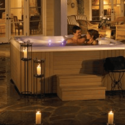 Spa Caldera installe en interieur avec couple en relaxation ambiance chaleureuse eclairage LED et jets en fonctionnement