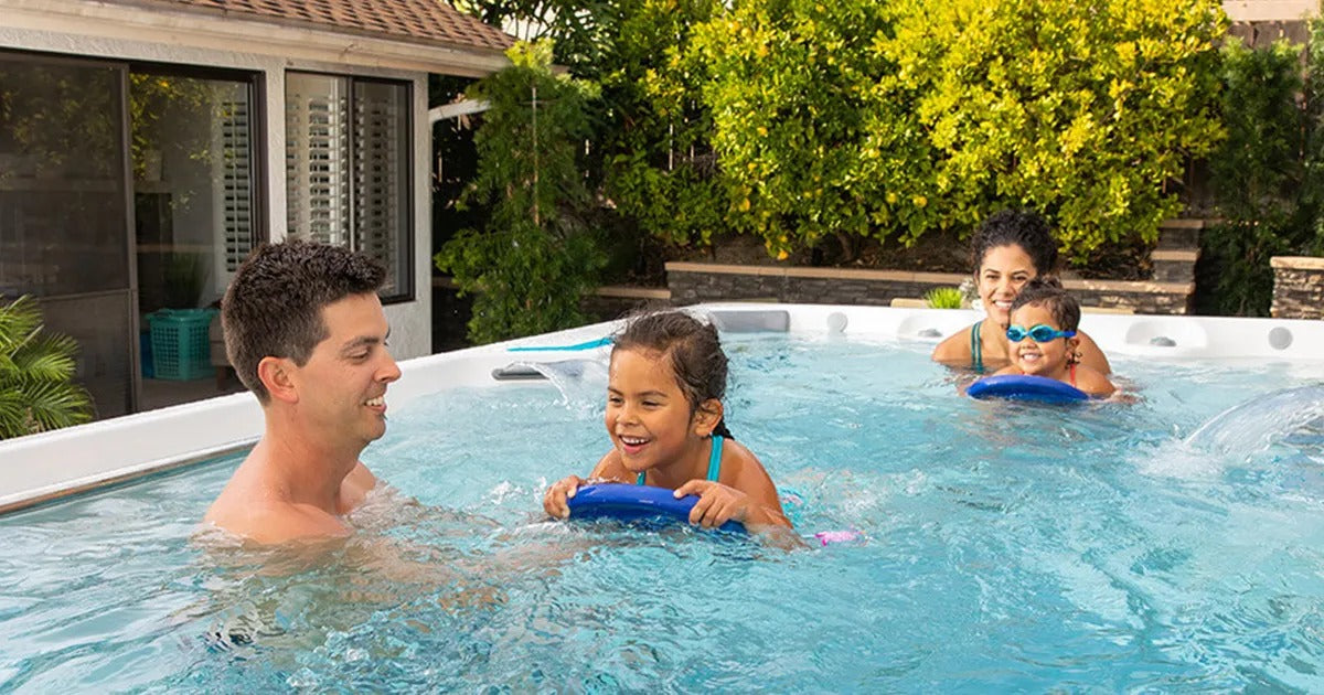 famille profitant du spa de nage R200 entre detente et jeu dans une eau chauffee