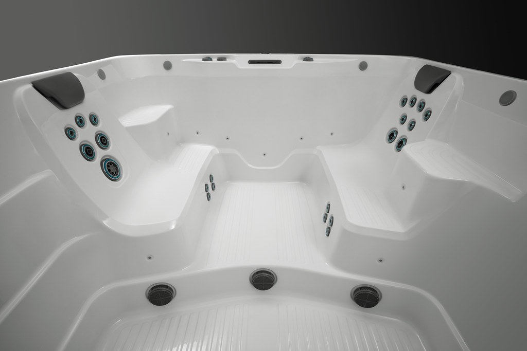zone assise du spa de nage R200 avec jets hydromassage pour relaxation du dos et des jambes