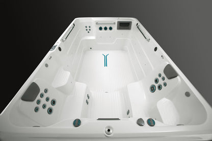 vue complete de l interieur du spa de nage R200 avec zones nage et detente combinees