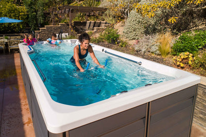 famille utilisant le spa de nage Endless Pools X500 pour fitness et loisirs aquatiques