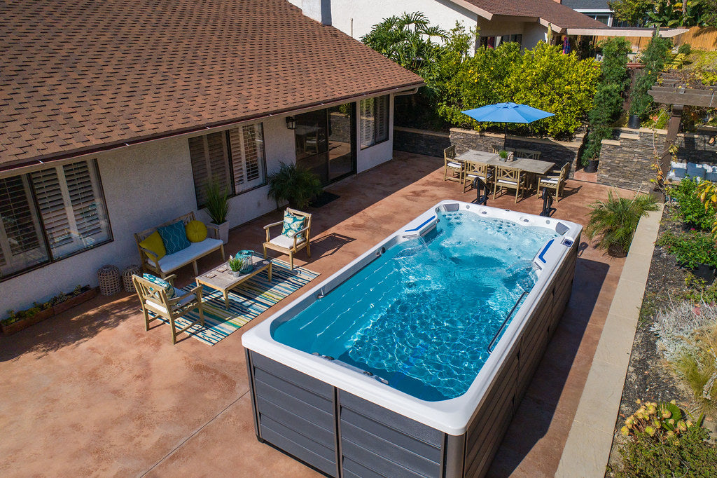 spa de nage Endless Pools X500 installé sur terrasse dans un jardin