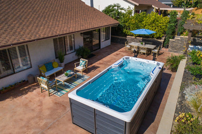 spa de nage Endless Pools X500 installé sur terrasse dans un jardin