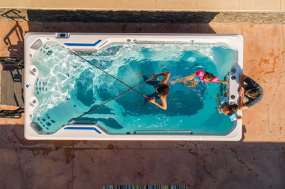 vue du dessus du spa de nage Endless Pools X500 avec entraînement aquatique