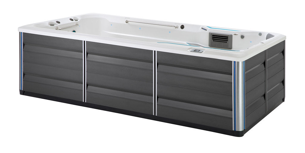 vue latérale du spa de nage Endless Pools X500 avec structure et finitions