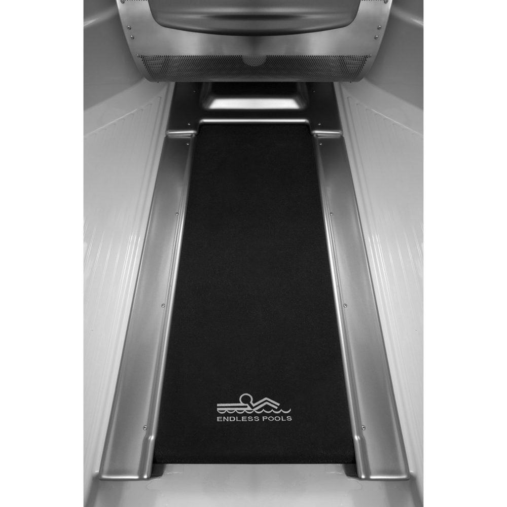 tapis de course immerge dans spa de nage Endless Pools E700 pour marche et fitness aquatique