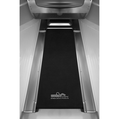 tapis de course immerge dans spa de nage Endless Pools E700 pour marche et fitness aquatique