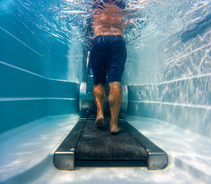 course sur tapis roulant aquatique dans spa de nage Endless Pools E2000