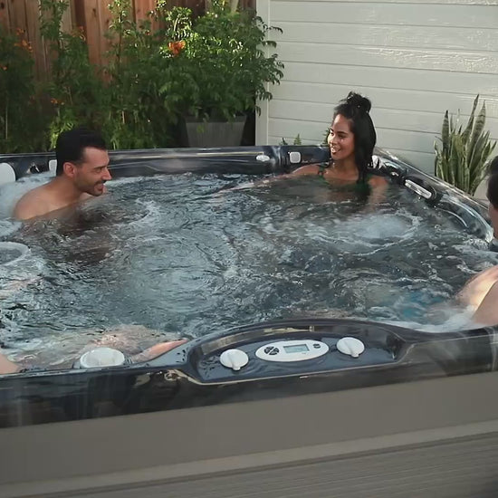 spa Caldera Vacanza Vanto 7 places coque Midnight Canyon installe en terrasse exterieure devant maison moderne espace detente spa