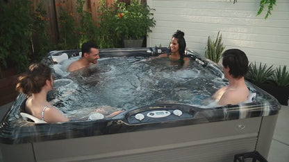 spa Caldera Vacanza Vanto 7 places coque Midnight Canyon installe en terrasse exterieure devant maison moderne espace detente spa