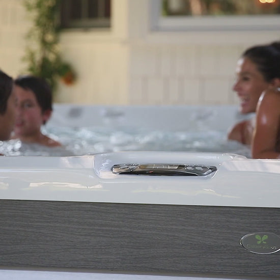 famille utilisant le spa Caldera Reunion Serie Paradise avec jets hydromassage en fonctionnement en environnement exterieur
