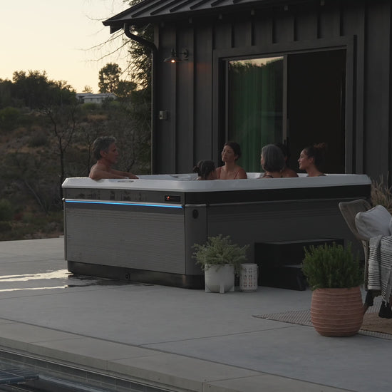 vidéo spa Caldera Utopia Geneva 6 places en fonctionnement avec jets hydromassage et LED