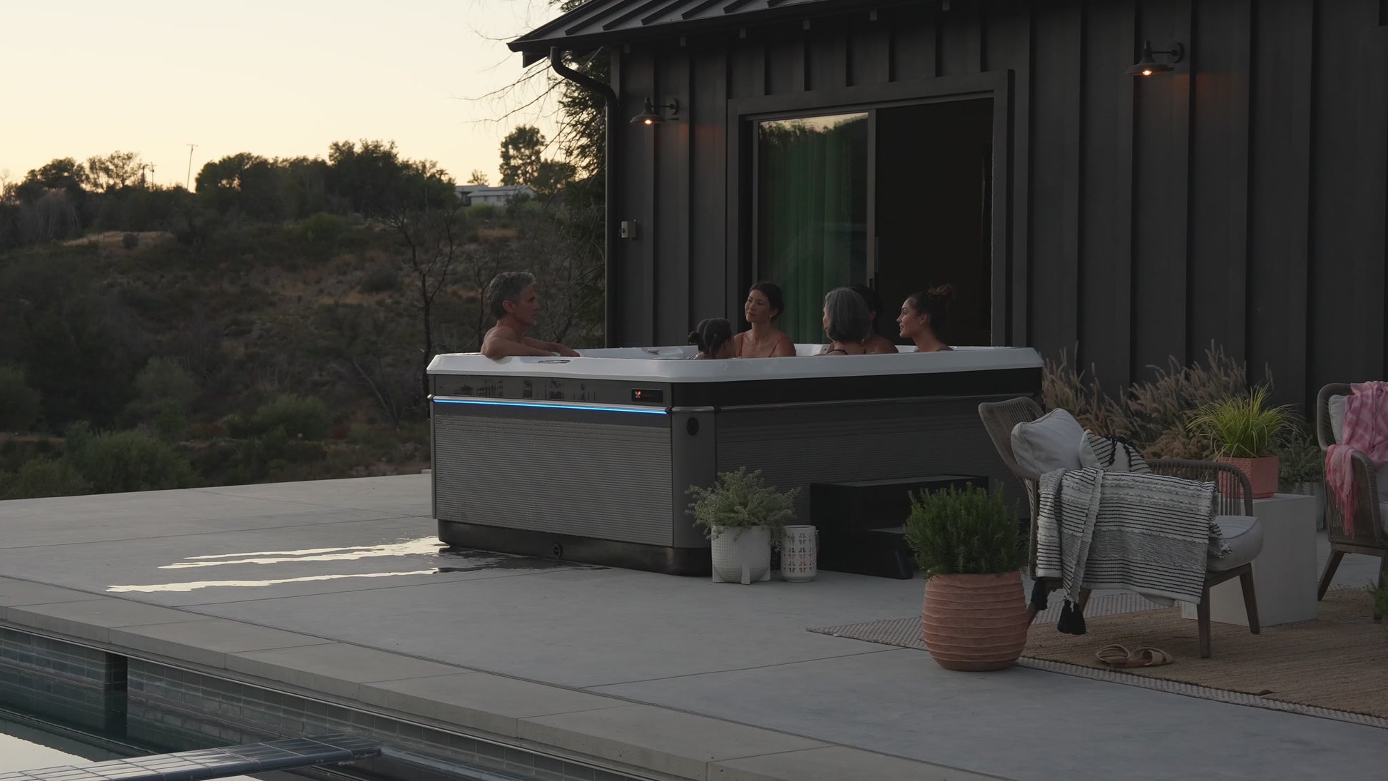 vidéo spa Caldera Utopia Geneva 6 places en fonctionnement avec jets hydromassage et LED