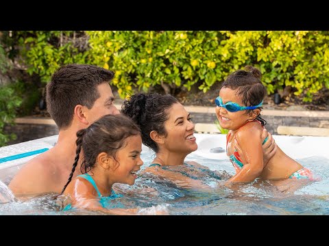 spa de nage Endless Pools X500 en utilisation avec famille, nage à contre courant et hydromassage