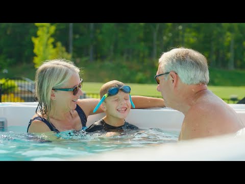 personne nageant dans le spa de nage Endless Pools X2000 avec courant SwimCross