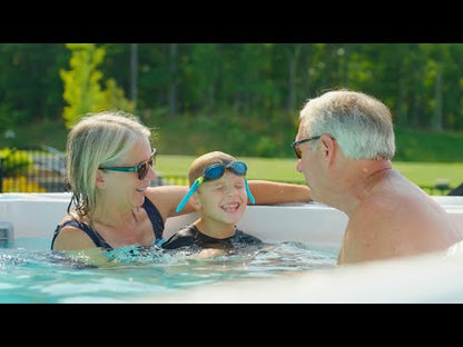 personne nageant dans le spa de nage Endless Pools X2000 avec courant SwimCross