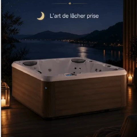 spa Sommum Plénitude sur une terrasse éclairée aux bougies, la nuit