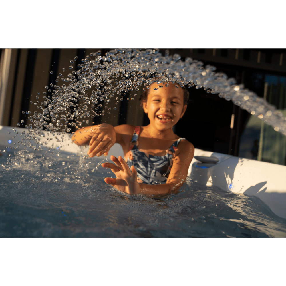 moment détente en famille dans spa Caldera Utopia Geneva jets massants